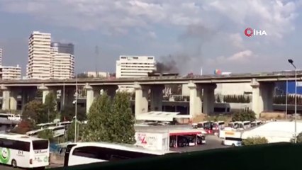 Esenler TEM bağlantı yolunda otomobil alev alev yandı