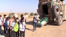 Kahraman Mehmetçik Rasulayn’daki çocukları zırhlı araçlar ile okula taşıyor