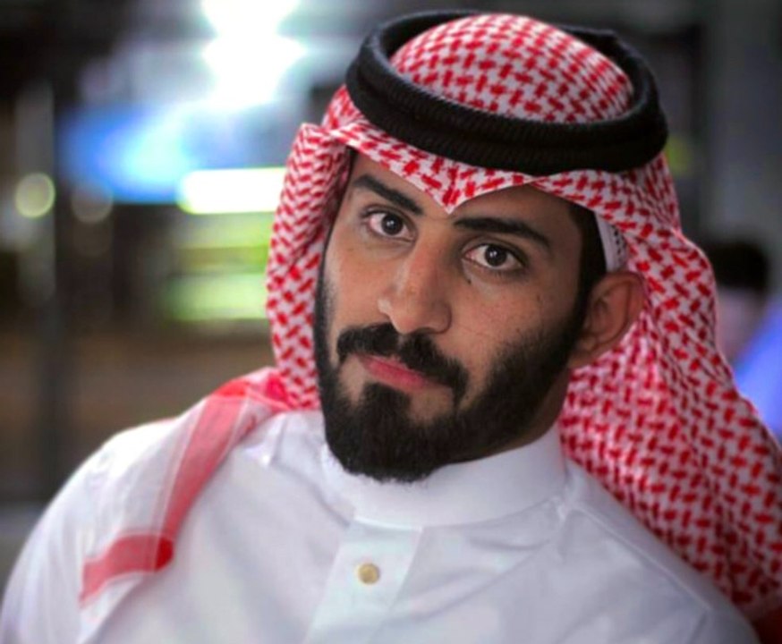 عبدالرحمن المطيري يثير الجدل بعدما أهداه مواطن...