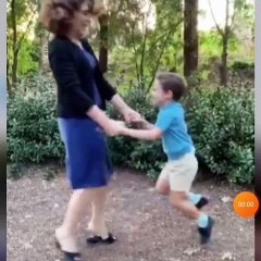 Άγριες Μέλισσες: Η Μυρσίνη σε ένα backstage video με τον μικρό Σέργιο είναι αγνώριστη