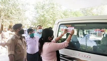 मिशन शक्ति अभियान के तहत एसडीएम ने वाहनों पर लगाए पोस्टर