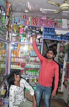 दुकान में सेंधमारी कर लाखों की चोरी, पुलिस जांच में जुटी
