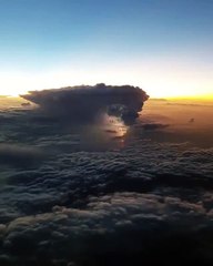 شاهد: لحظات مثيرة لعاصفة رعدية من السماء