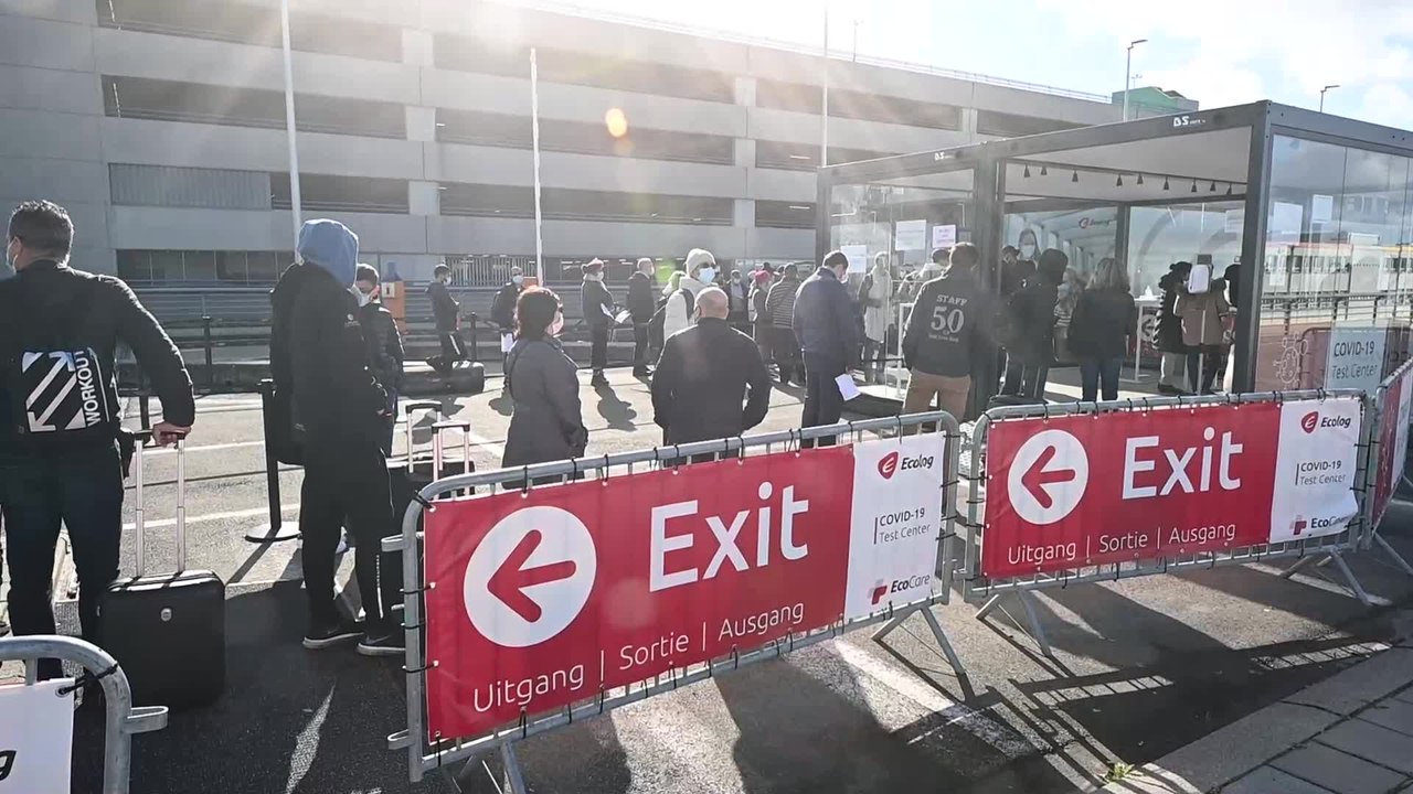 Coronavirus: centre de dépistage à Brussels Airport  Des personnes faisant la queue au centre de test Covid-19 de l'aéroport de Bruxelles, lundi 26 octobre 2020 à Zaventem.