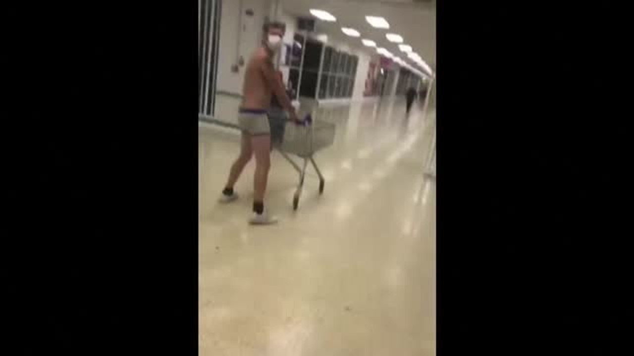 Un hombre acude en calzoncillos al supermercado en Gales  para protestar contra las restricciones