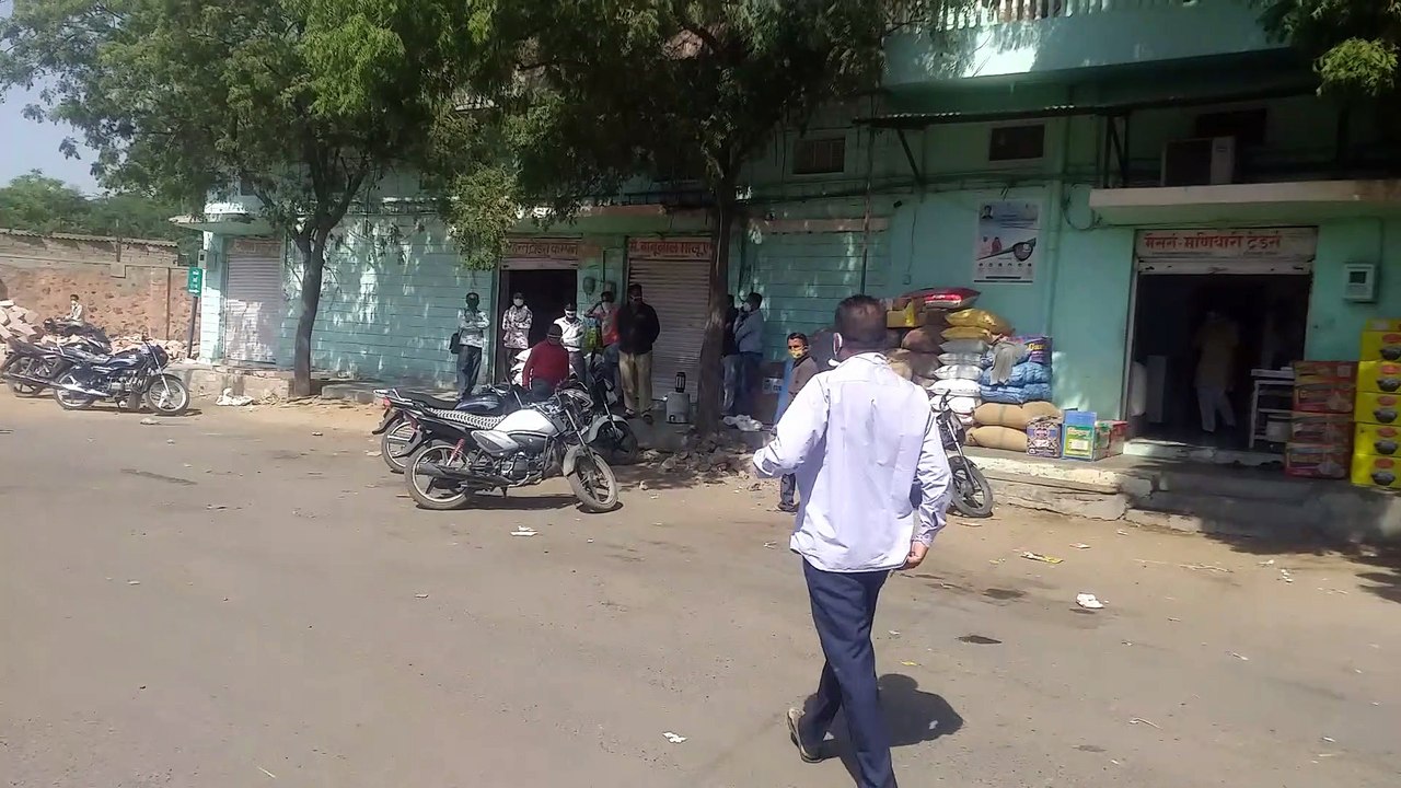 मंडी में हड़कम्प, व्यापारी दुकानें बंद कर भागे