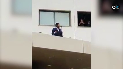 Antonio Orozco realiza un concierto sorpresa para los sanitarios del hospital de Bellvitge