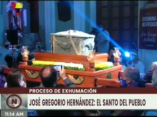 Traslado de los restos de José Gregorio Hernández en el anda hasta el Altar Mayor