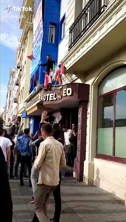 Des turcs piétinent le drapeau Russe pensant que c'est le drapeau français