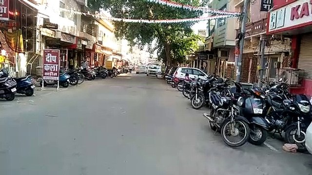 धुआ दम घोट रहा, बेतरतीब वाहन बाजार की सुंदरता बिगाड़ रहे