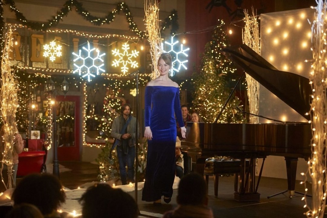 Alicia Witt Debuts Brand New, Original Christmas Tunes in Hallmark’s Christmas Tree Lane