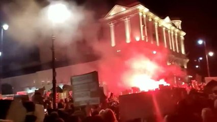 Video herunterladen: Siguen las protestas en Polonia tras la resolución del Tribunal Constitucional de prohibir el aborto en caso de malformación del feto