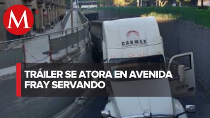 Tráiler queda atorado en avenida Fray Servando