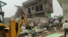 कासगंज: भरभरा कर गिरा दो मंजिला मकान, मलबे में बच्ची समेत दबे तीनों लोगों को रेस्क्यू कर बचाया