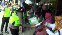 Polisi Bagi-bagi Masker Gratis ke Penumpang Bus