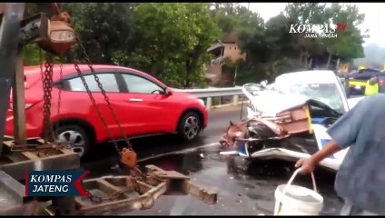 Minibus Tabrak Truk, 3 Orang Terluka