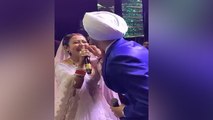 Neha Kakkar Rohanpreet Grand Reception में खींचते दिखे एक दूसरे के गाल VIRAL VIDEO | Boldsky