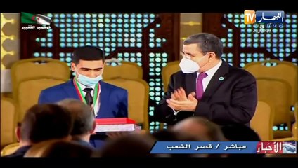 لحظة تكريم وتقديم الميداليات للطلبة المتفوقين في بكالوريا 2020 بقصر الشعب