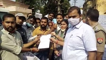 69000 शिक्षक भर्ती के लिए अभ्यर्थियों ने हाथों में बैनर लेकर किया प्रदर्शन