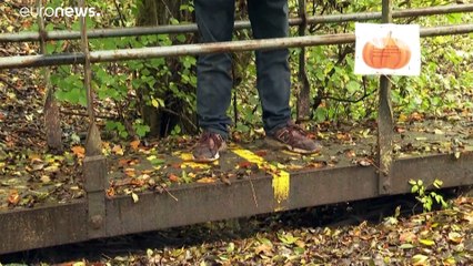 شاهد: كيف يتعايش بريطانيون مع إجراءات صحية مختلفة في بلدة حدودية تقع بين إنكلترا وويلز؟