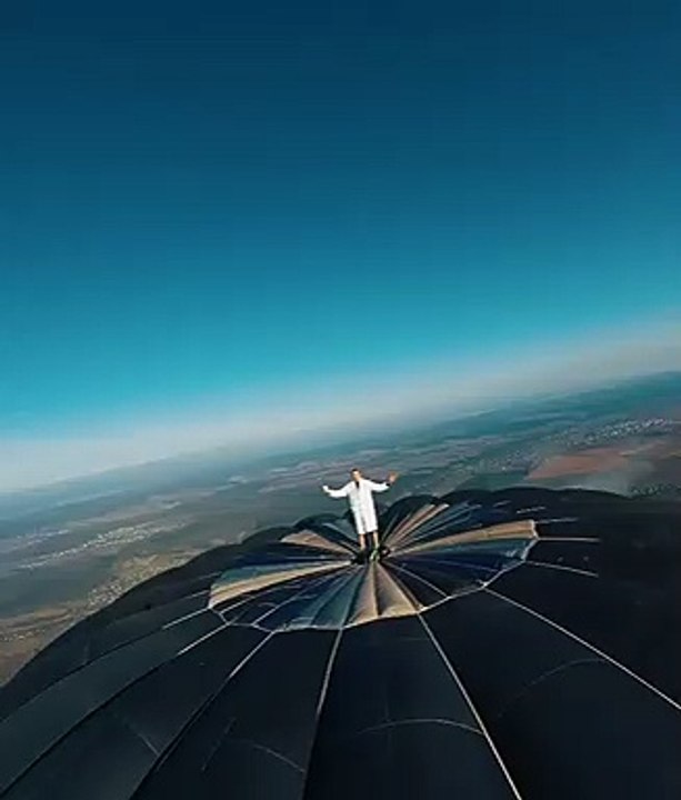 Boire son café debout sur une montgolfière