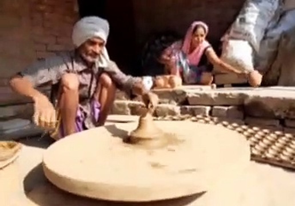 दीपावली को लेकर कुमार तैयार कर रहे मिट्टी के दिए