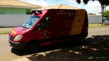 Caminhão do Corpo de Bombeiros presta auxílio no atendimento a vítima de queda, no Bairro Universitário