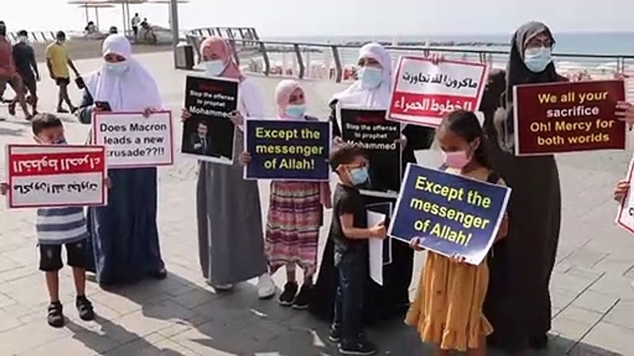 العشرات من عرب إسرائيل يتظاهرون أمام السفارة الفرنسية في تل أبيب احتجاجا على تصريحات ماكرون