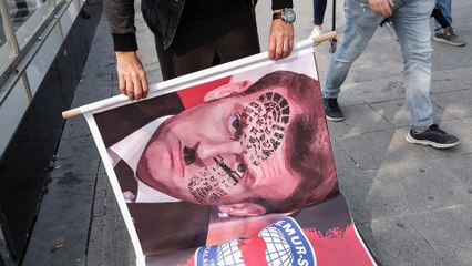 استنكرت موقف الرئيس الفرنسي.. مظاهرات في دول إسلامية للتنديد بالرسوم المسيئة لسيدنا محمد