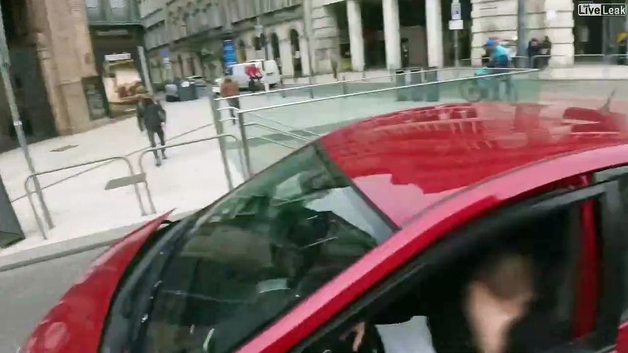 Des policiers un peu trop pressés coupent la route d'un automobiliste