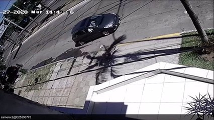 Violento accidente entre un camión y un auto por avenida Tres de Abril en Corrientes