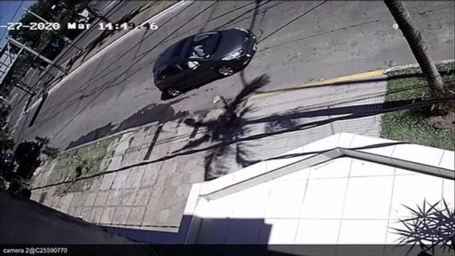 Violento accidente entre un camión y un auto por avenida Tres de Abril en Corrientes