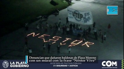 Denuncian que dañaron baldosas de Plaza Moreno con un mural con la frase "Néstor Vive"