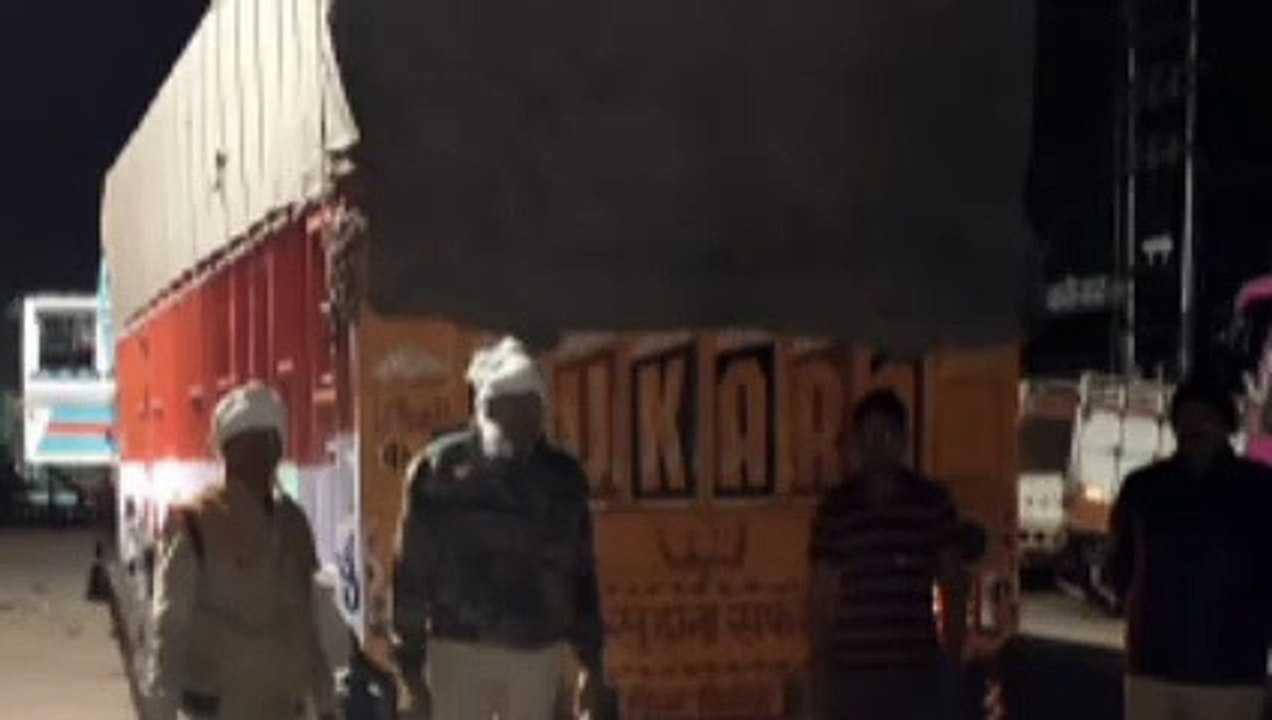 पुलिस ने 2 ओवरलोड ट्रकों को किया सीज