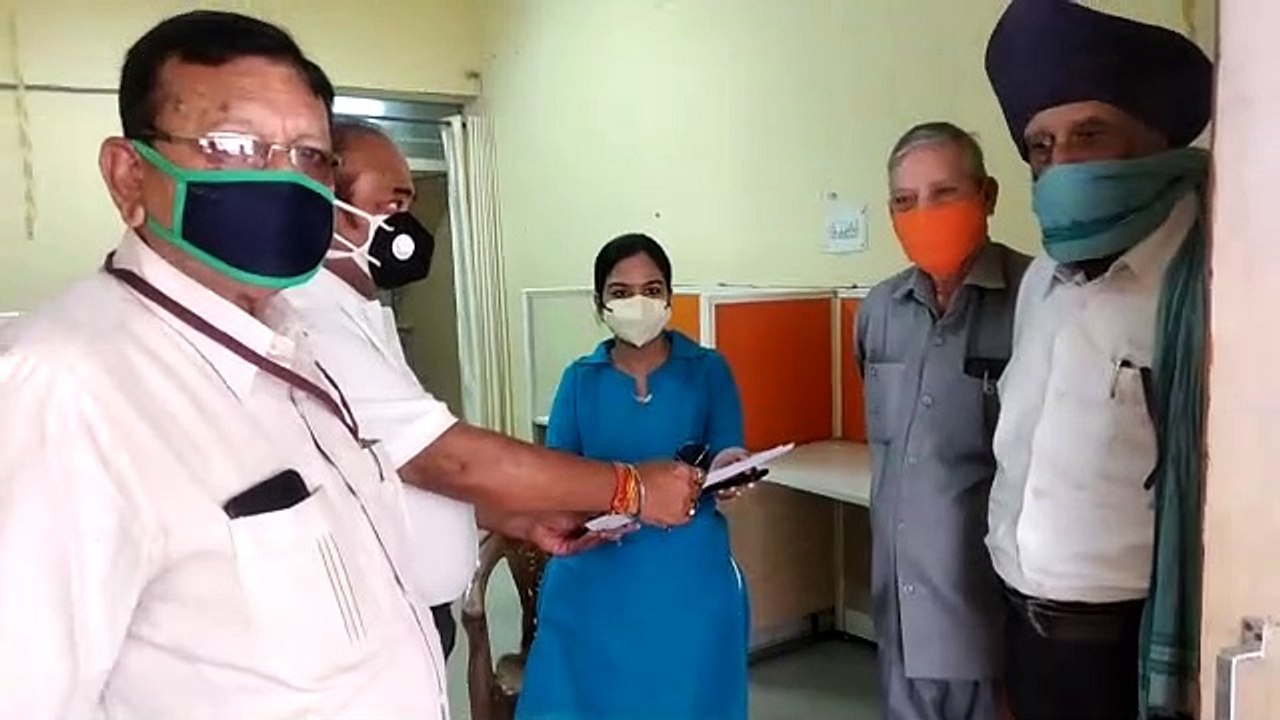 संयुक्त कलेक्टर को पेंशनर एसोसिएशन मध्य प्रदेश द्वारा ज्ञापन सौंपा गया