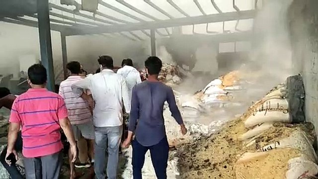 नमकीन बनाने की फैक्ट्री में लगी भीषण आग