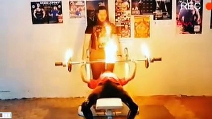 12 yaşındaki kız çocuğundan dünya rekoru; alevli 30 kiloluk halteri kaldırdı!