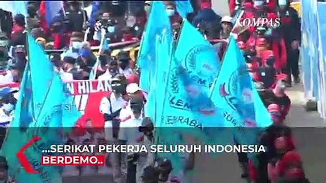 Buruh Nyalakan Bom Asap, Demo Omnibus Law di Kawasan Patung Kuda
