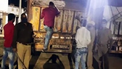 बकेवर थाना पुलिस ने 5 ओवरलोड ट्रकों को किया सीज