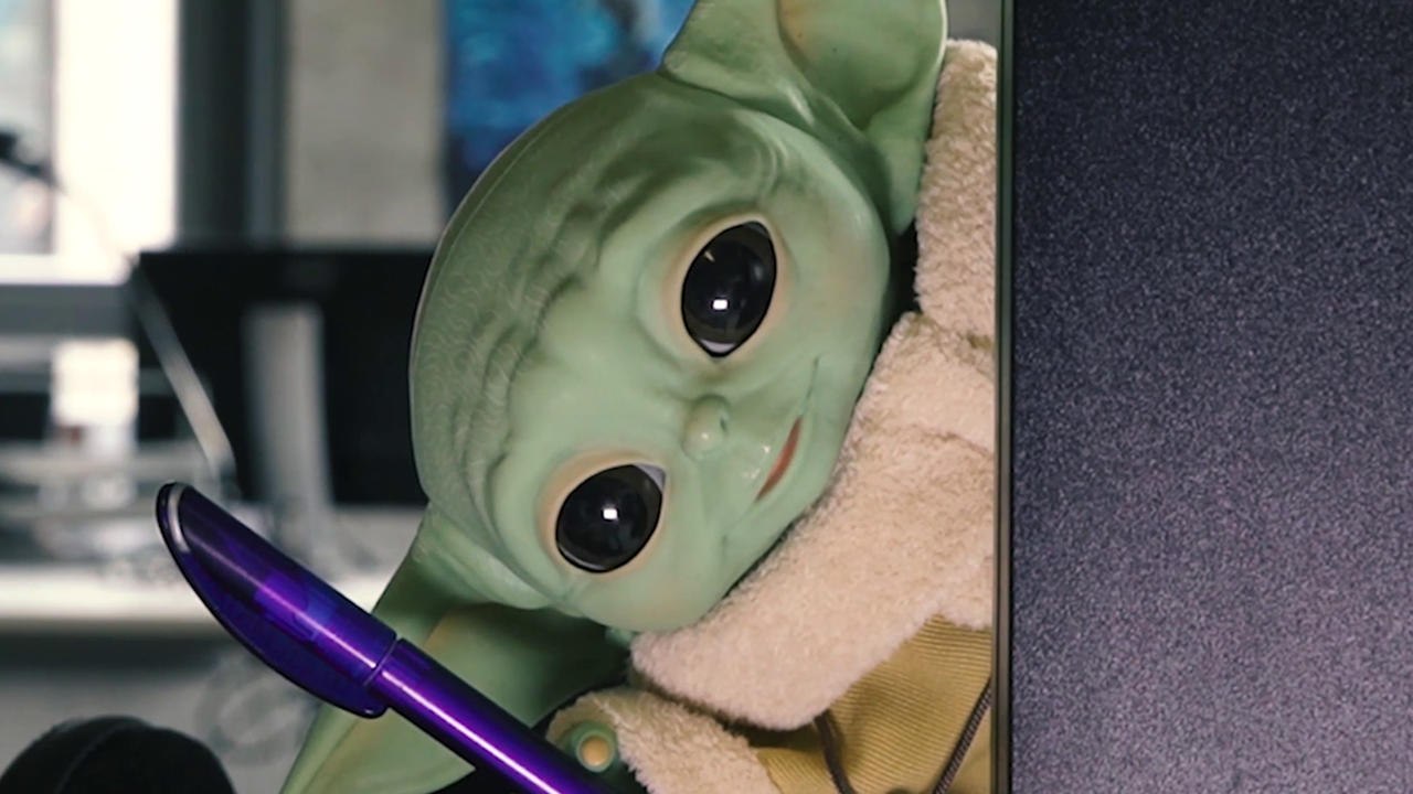 The Mandalorian - Baby Yoda im Moviepilot-Büro (Deutsch) HD