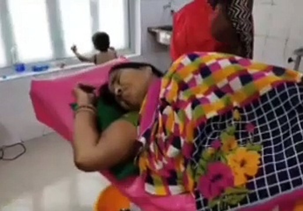 सड़क को पार करते समय महिला को कार ने मारी टक्कर: हुई घायल