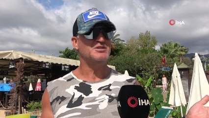 Alanya'da turistlerin kapalı havada dev dalgalı deniz keyfi