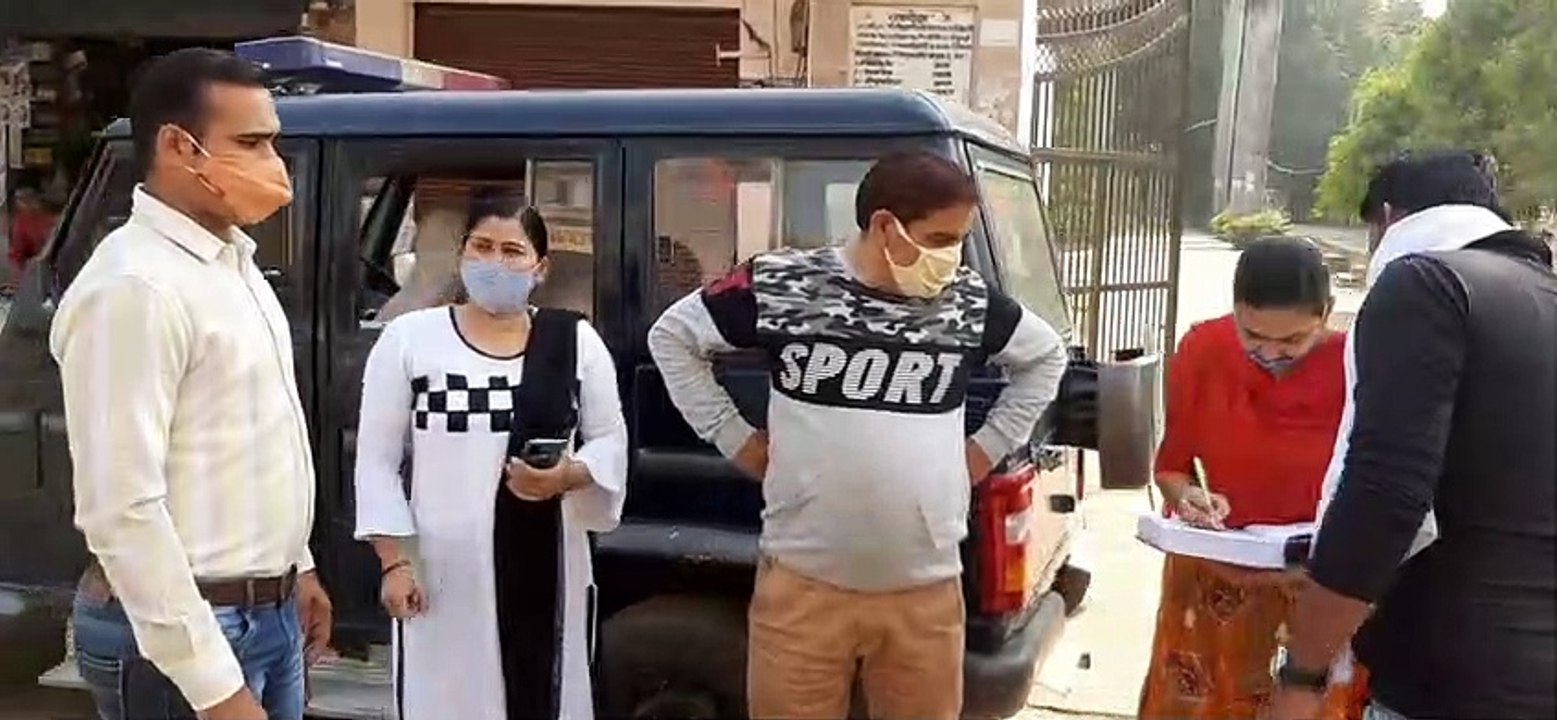 स्कूल-कॉलेजों के बाहर संदिग्ध घूम रहे मनचलों को एंटी रोमियो दल ने लगाई कड़ी फटकार