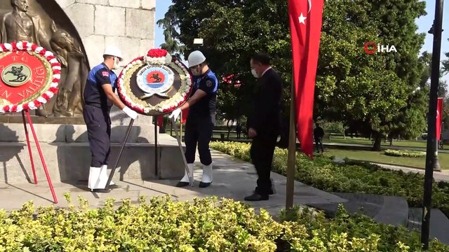 - Cumhuriyet Bayramı kutlamaları anıta çelenk sunumu ile başladı