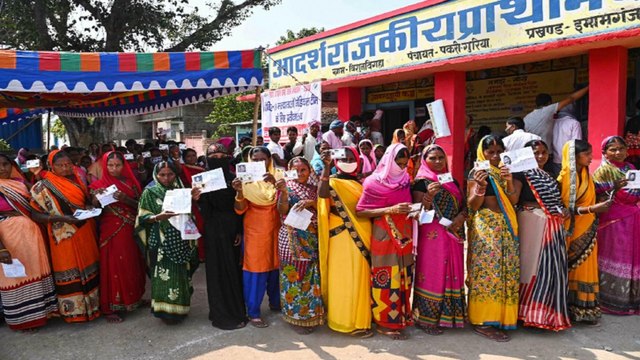 Bihar: People defy social distancing at polling centers