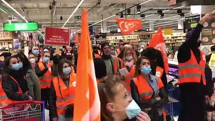 Des employés de Carrefour protestent contre le plan "TOP" 2022 du groupe
