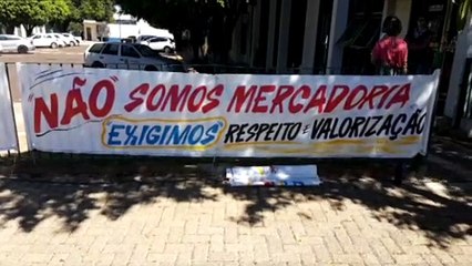 Professores fazem ato de protesto em frente ao Núcleo Regional de Educação