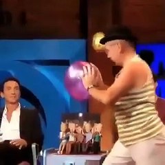 Il donne le sourire avec son ballon rond