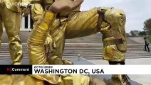 Trump mit Bibel und am Urinieren: Lebende Statuen in Washington