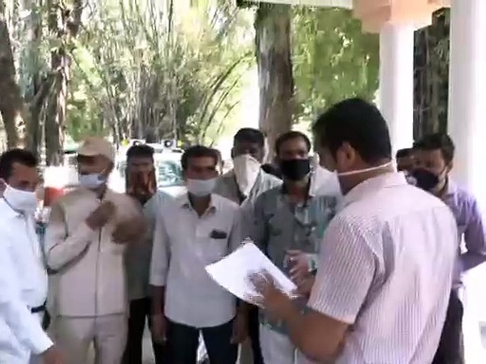 महिदपुर रोड के निजी स्कूल संचालक द्वारा दलित वर्ग के बच्चों को फीस के लिए किया प्रताड़ित